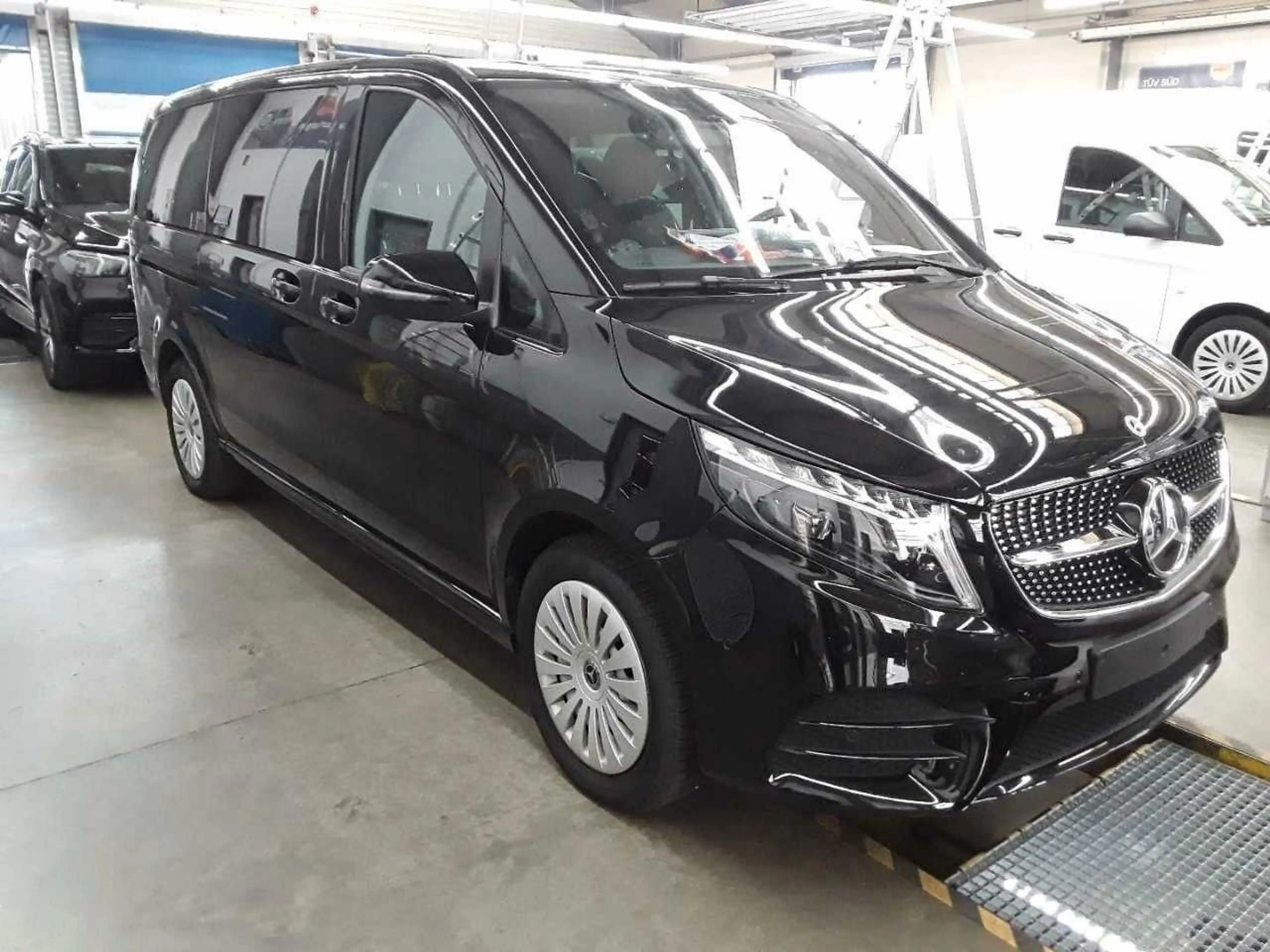 Mercedes-Benz V 220 d 4MATIC EDITION AMG AIRMATIC elektr Türen — photo 2