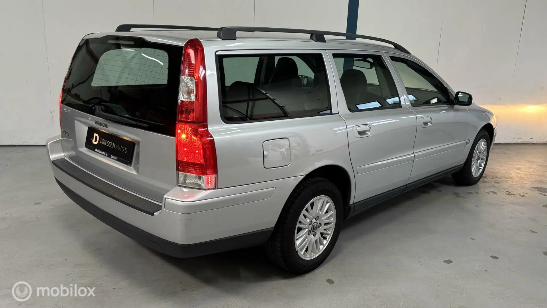 Volvo V70 2.4 Kinetic YOUNGTIMER Gris - 2