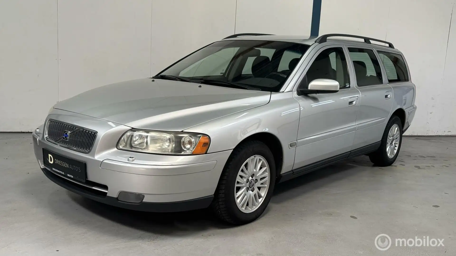 Volvo V70 2.4 Kinetic YOUNGTIMER Gris - 1