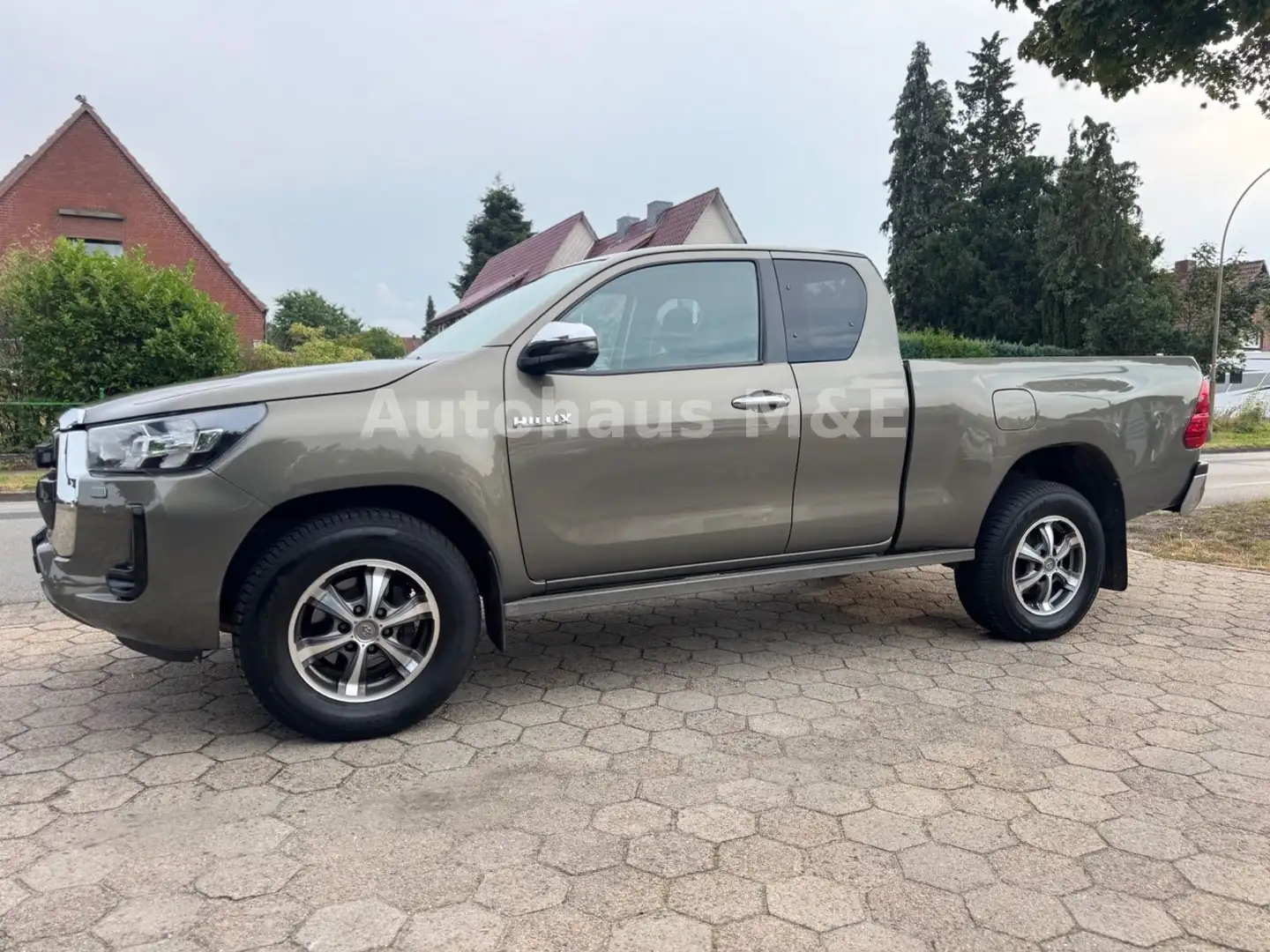 Toyota Hilux 2.8 Extra Cab 4x4 Automatik *MwSt* Brun - 1
