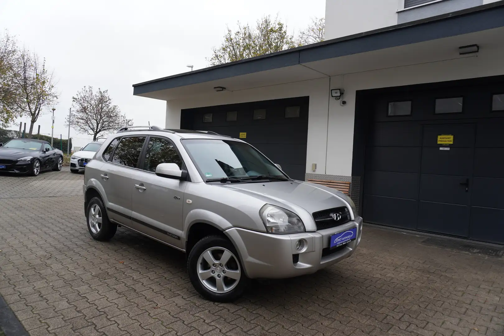 Hyundai TUCSON 2.7 GLS 4WD Aut. KLIMA+LEDER+ALU+PDC+TÜV/02/27 Grau - 1