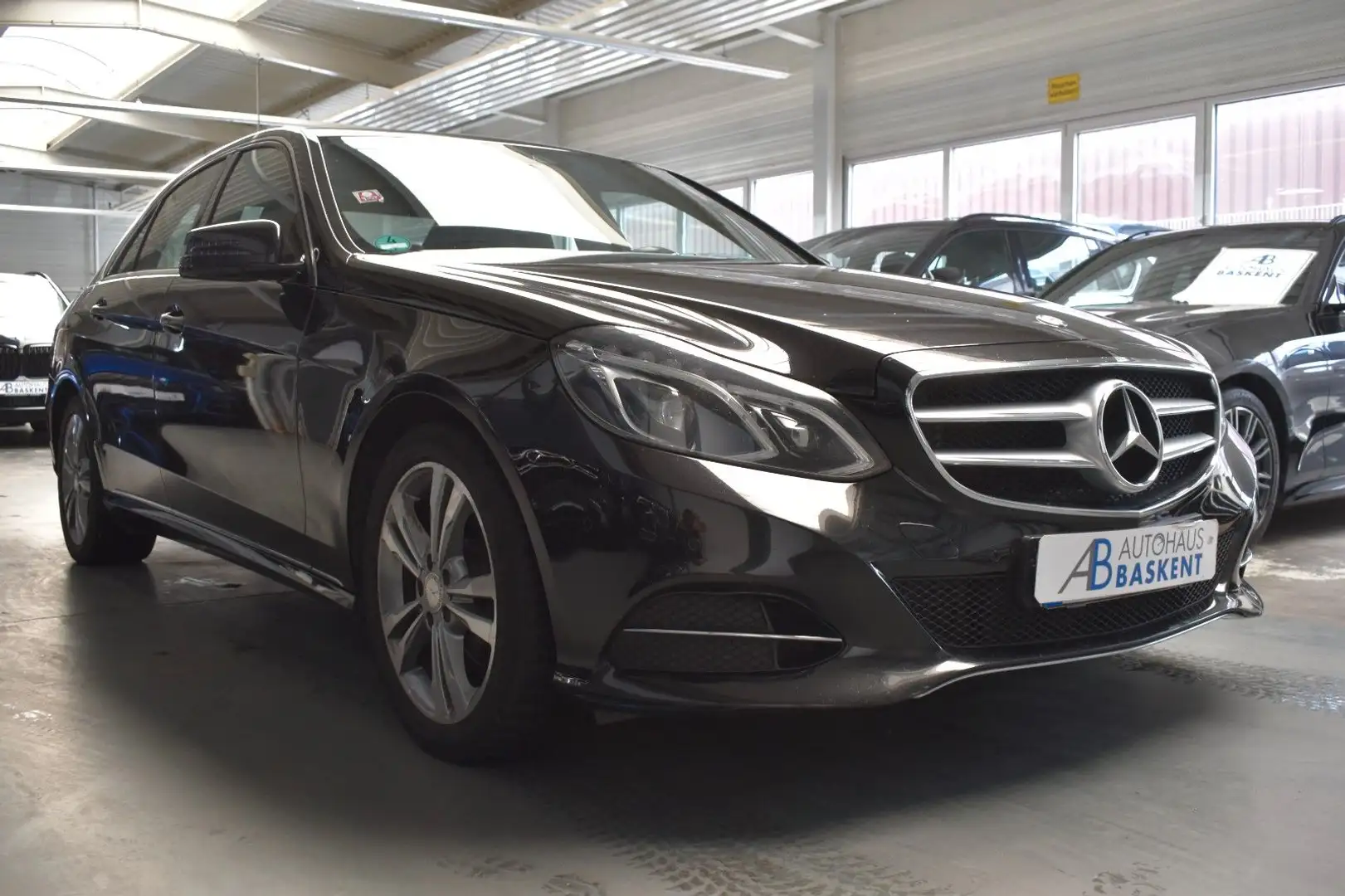 Mercedes-Benz E 200 BlueTec Avantgarde*NAVI*SHZ*PDC*LED* crna - 1