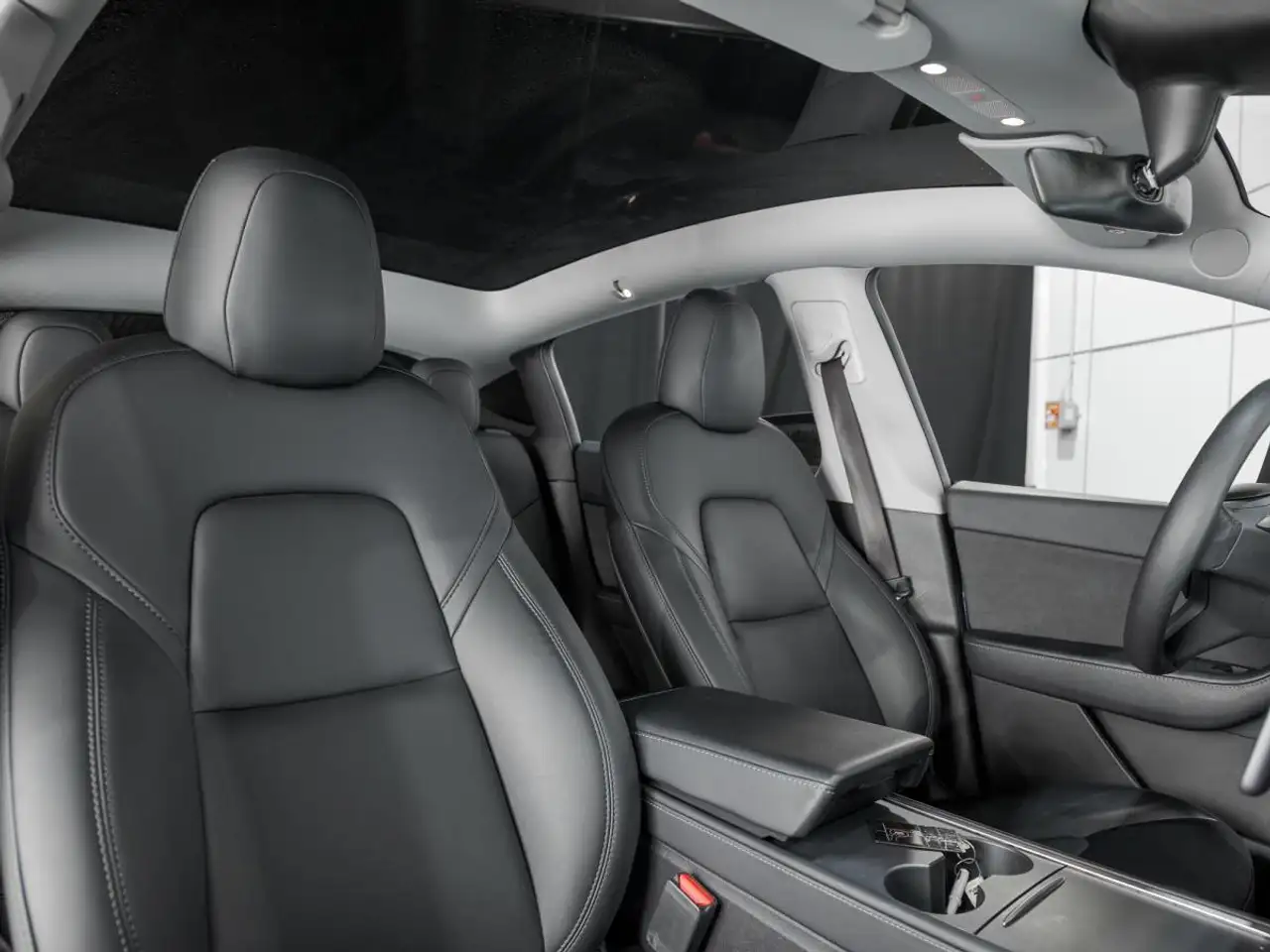 Tesla Model Y снимка Tesla Model Y