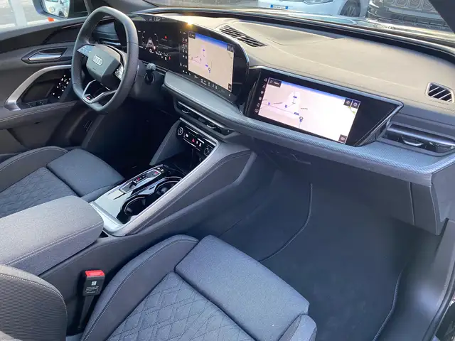 Audi Q5 view 9