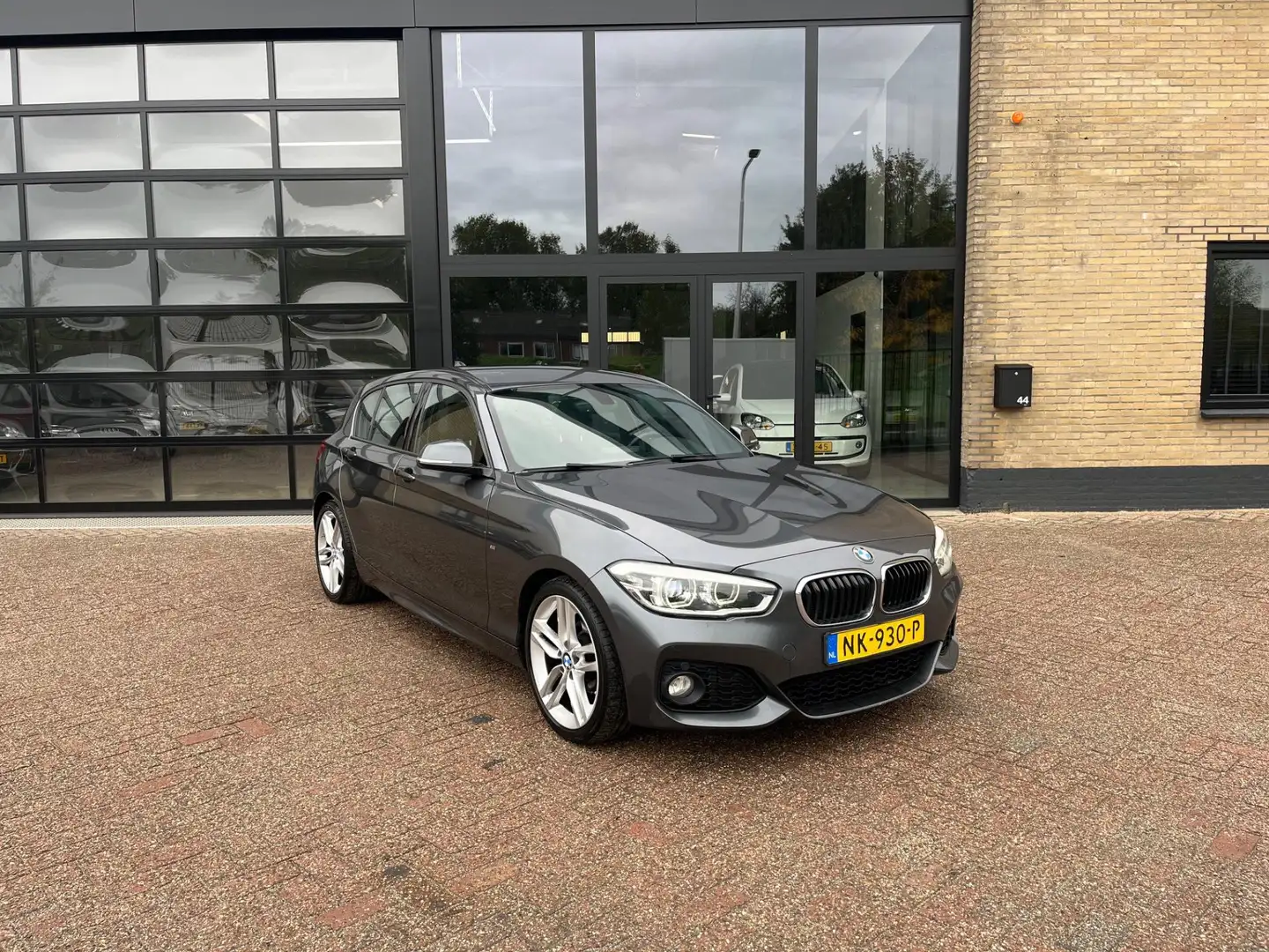 BMW 118 1-serie 118d M Sport , 150 pk , Leer,Navi Grijs - 2