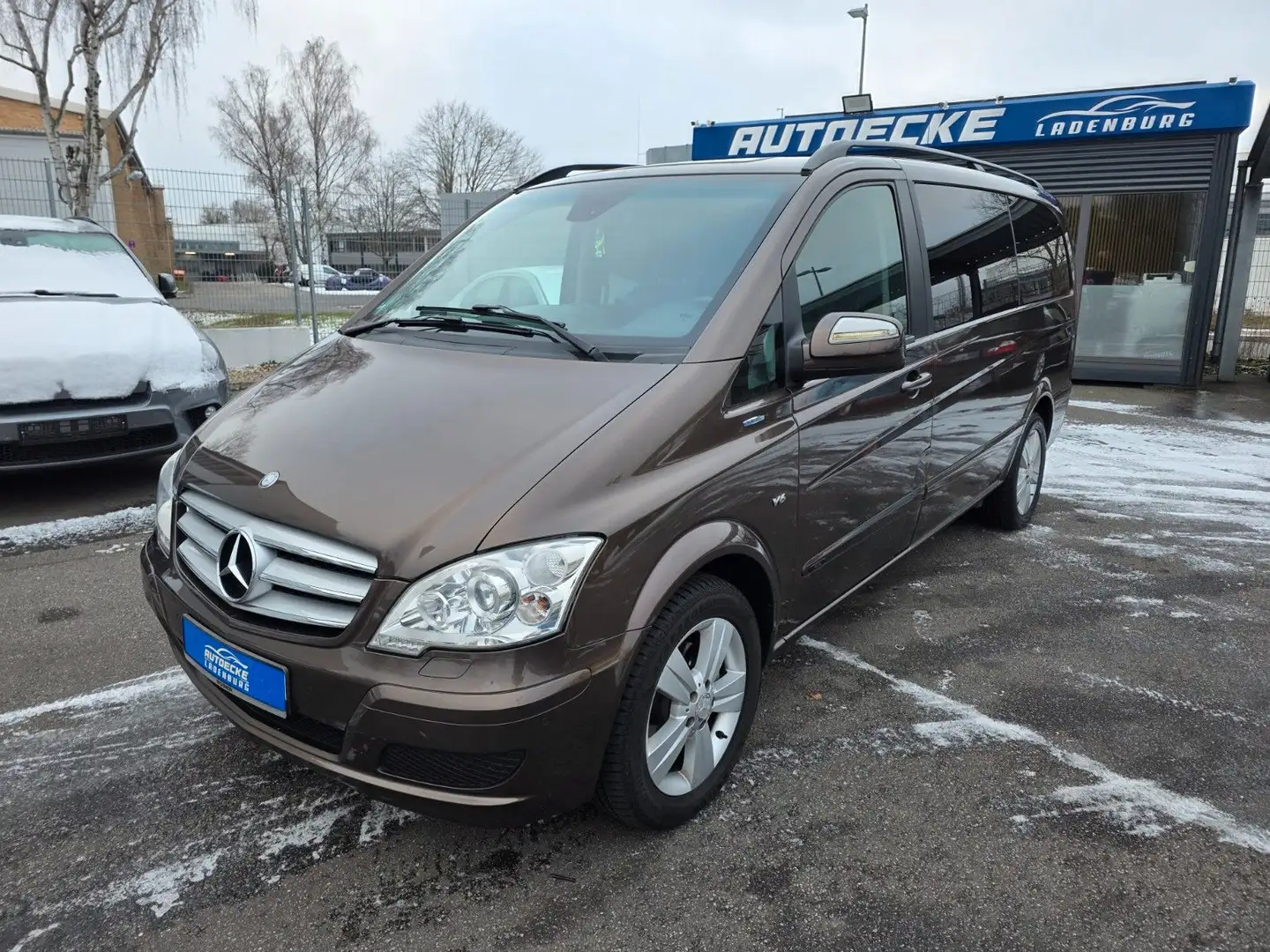 Mercedes-Benz Viano 3.0 CDI Trend Edition lang Braun - 1