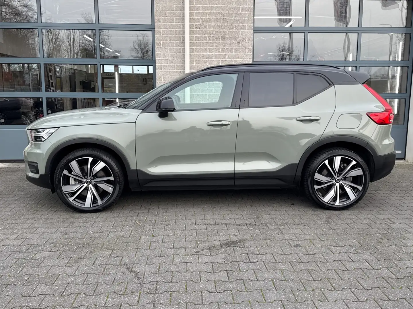 Volvo XC40 Recharge P8 AWD R-Design 78 KWH | ELEK. TREKHAAK | Groen - 2