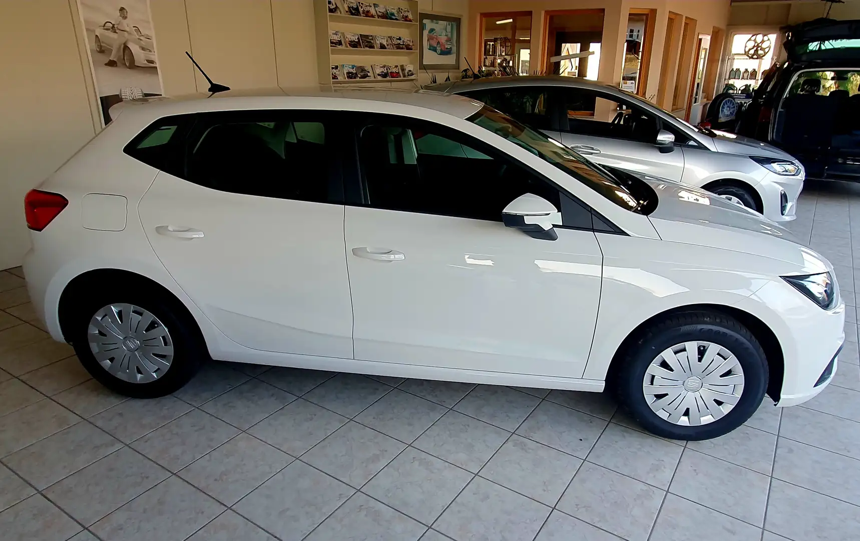 SEAT Ibiza Reference *Winterpak. *Tempomat *Parktronik *95PS Weiß - 2