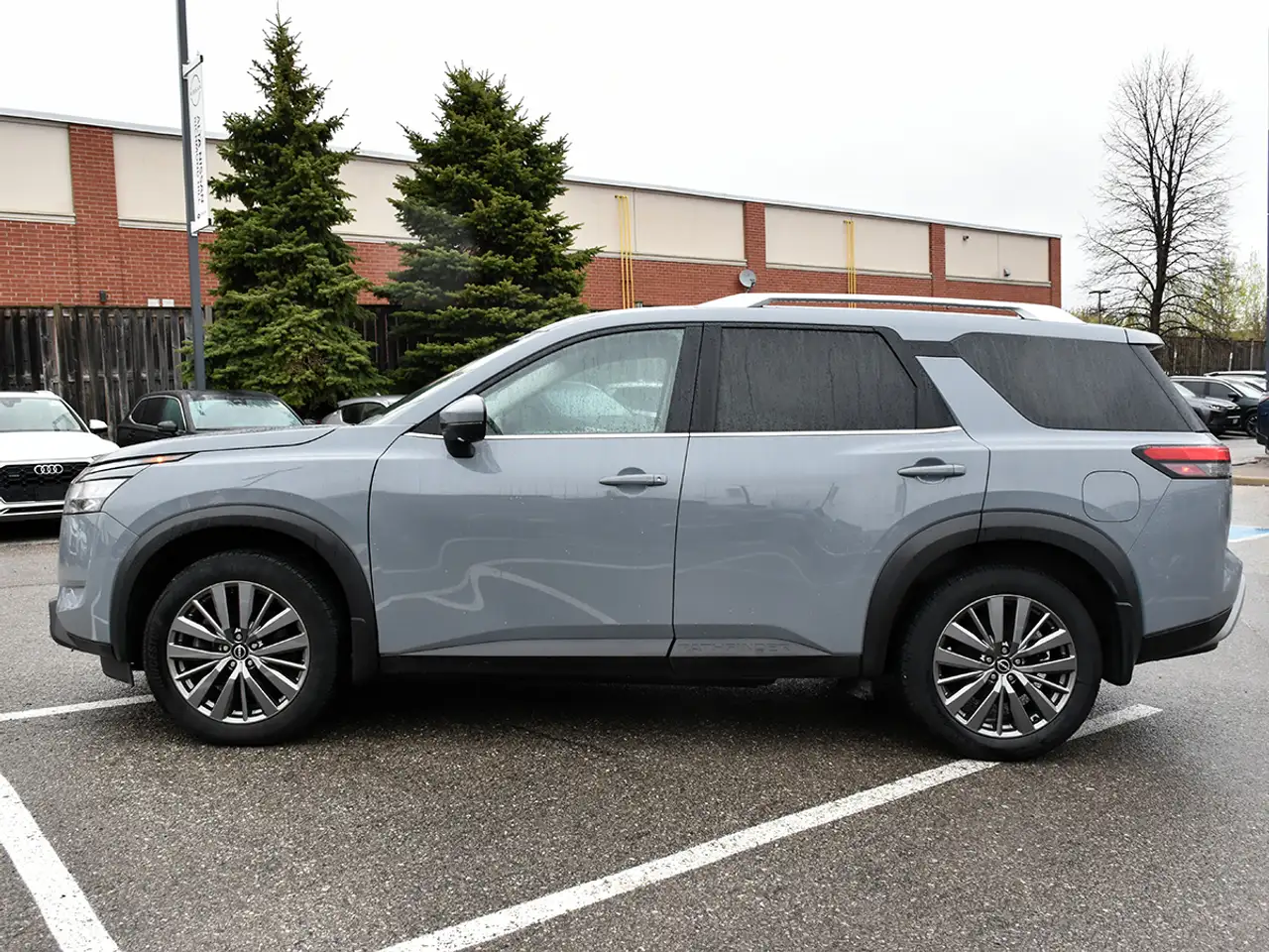 Nissan Pathfinder снимка Nissan Pathfinder