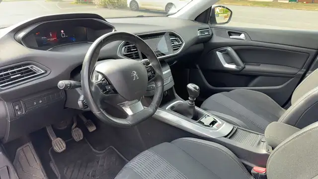 Peugeot 308 view 8