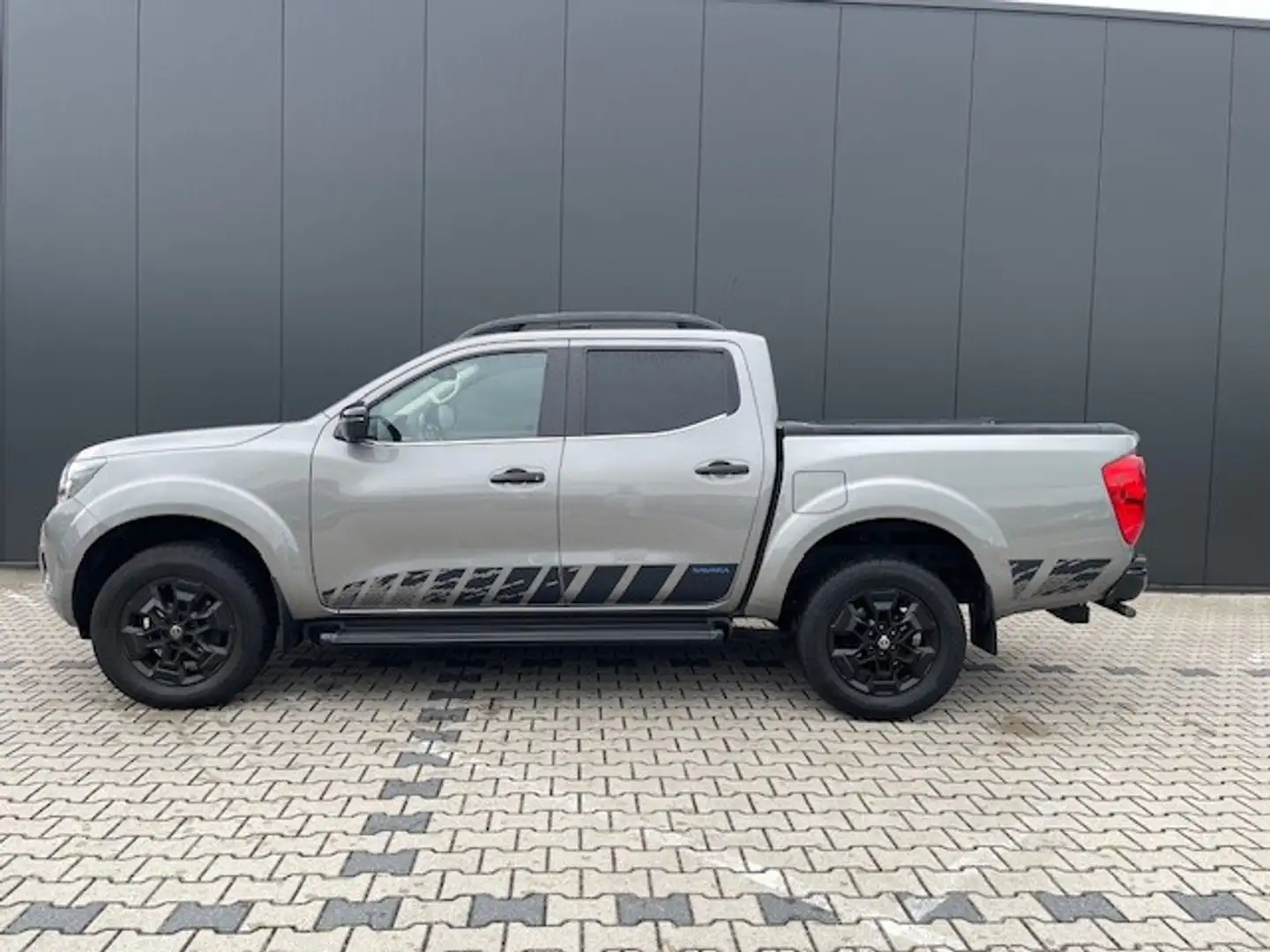 Nissan Navara 2.3 dCi New N-Guard Double Cab | Leder | 360 Camer Grijs - 2
