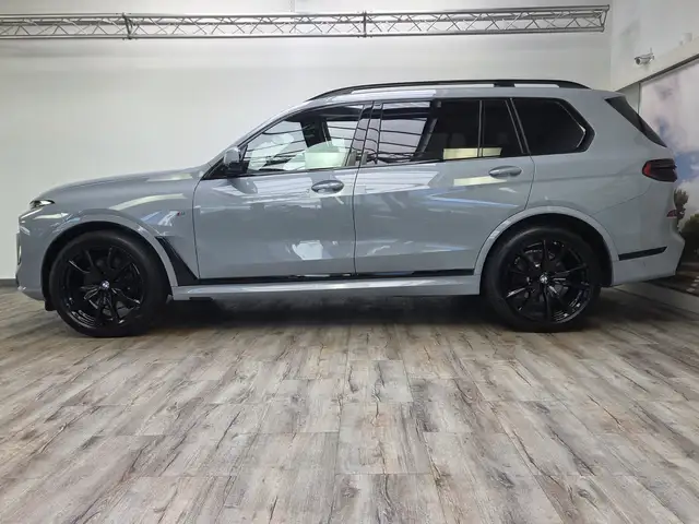 BMW X7 view 3