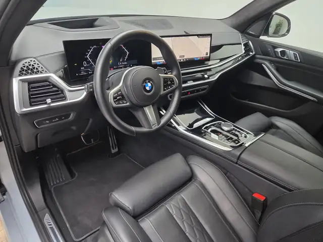 BMW X7 view 8