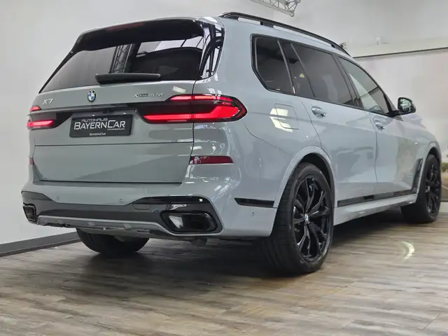 BMW X7 view 6