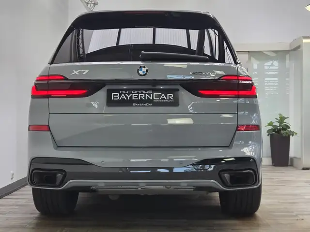 BMW X7 view 5