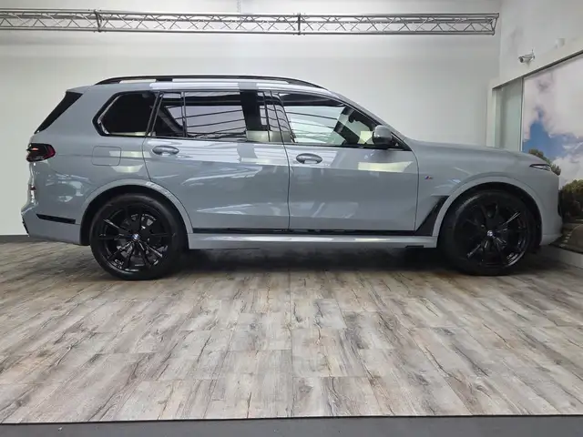 BMW X7 view 4