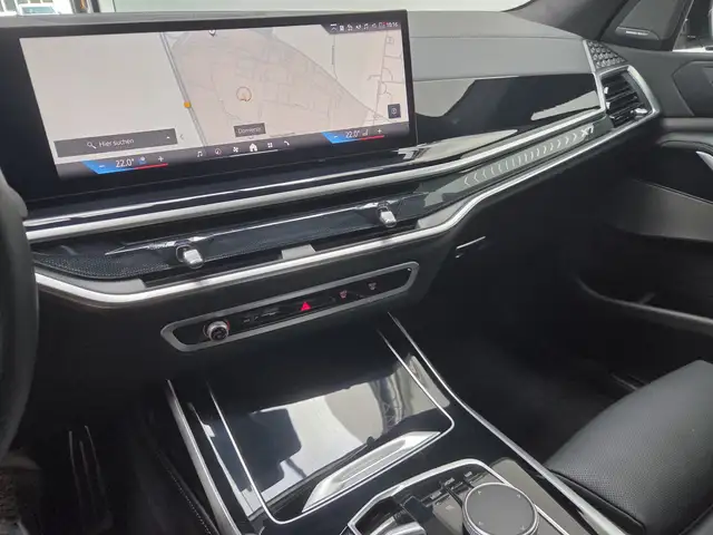 BMW X7 view 10