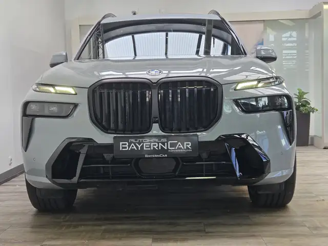 BMW X7 view 2