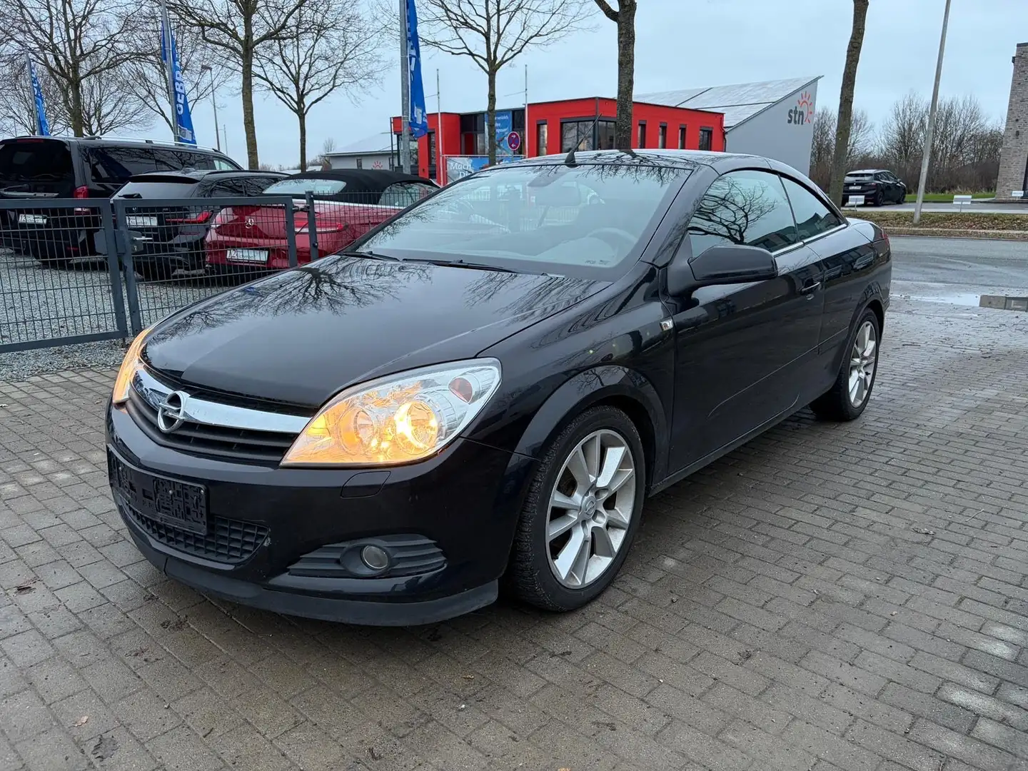 Opel Astra Twin Top 1.6 Cosmo Klima Sitzhzg Leder Temp AHK Schwarz - 1