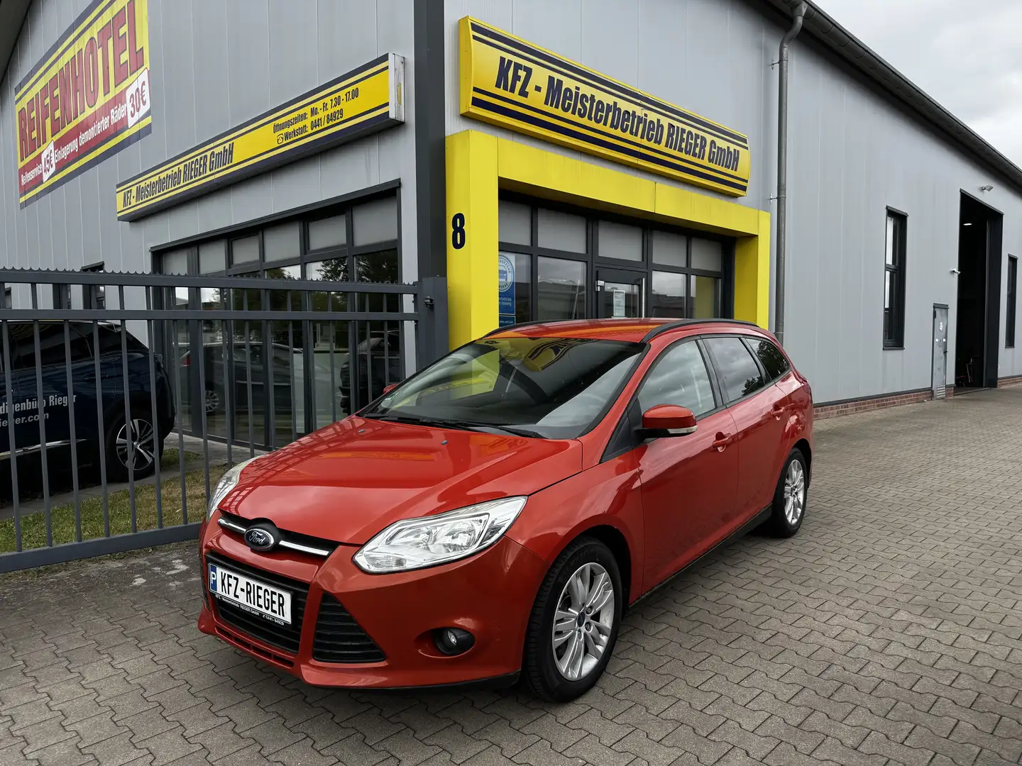 Ford Focus Turnier 1.6 Ti-VCT Trend Orange - 1