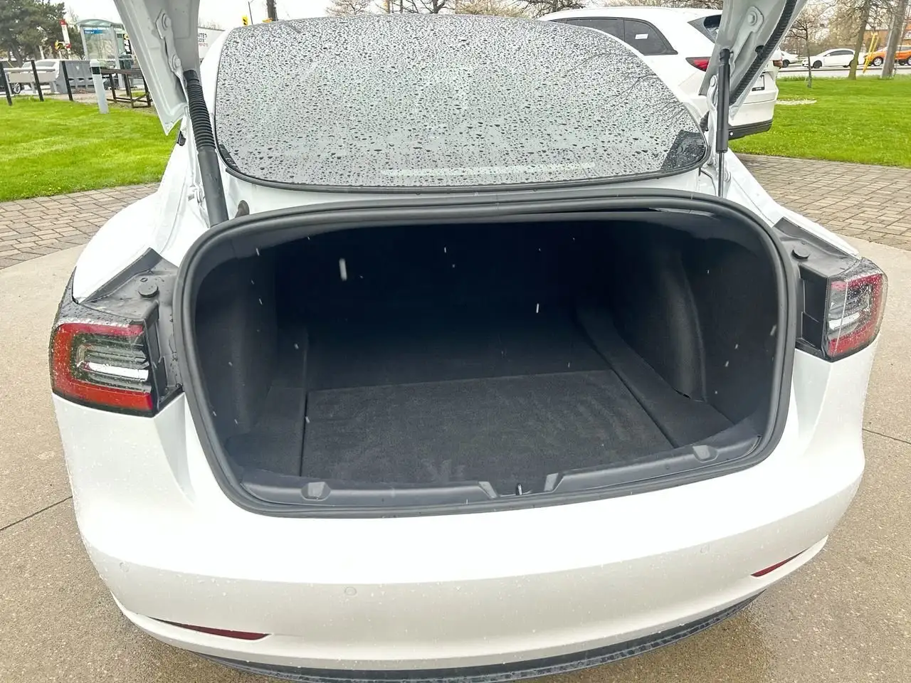 Tesla Model 3 снимка Tesla Model 3