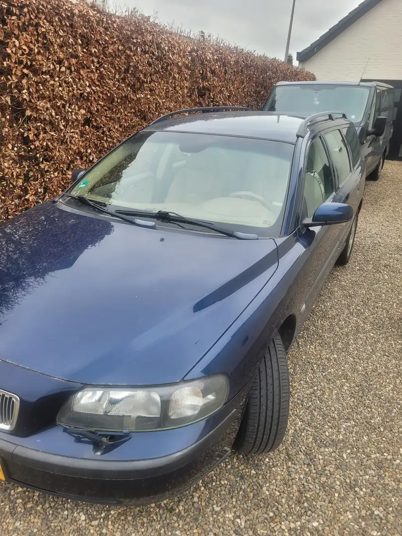 Volvo V70 2.4 D5 Comfort Line Blauw - 1