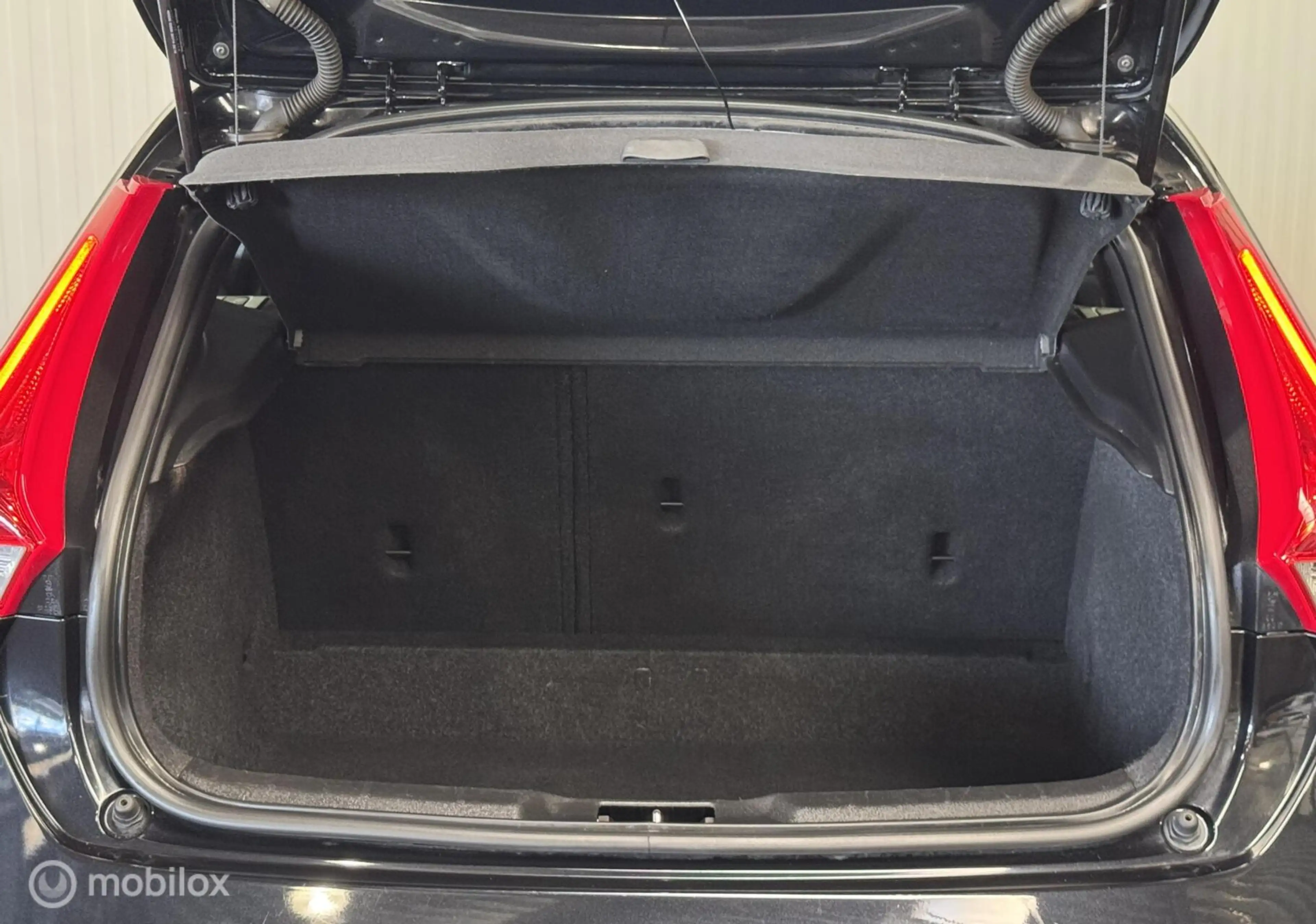 Volvo V40 2.0 D4 Momentum Business [ NAP climate navi ] — photo 12