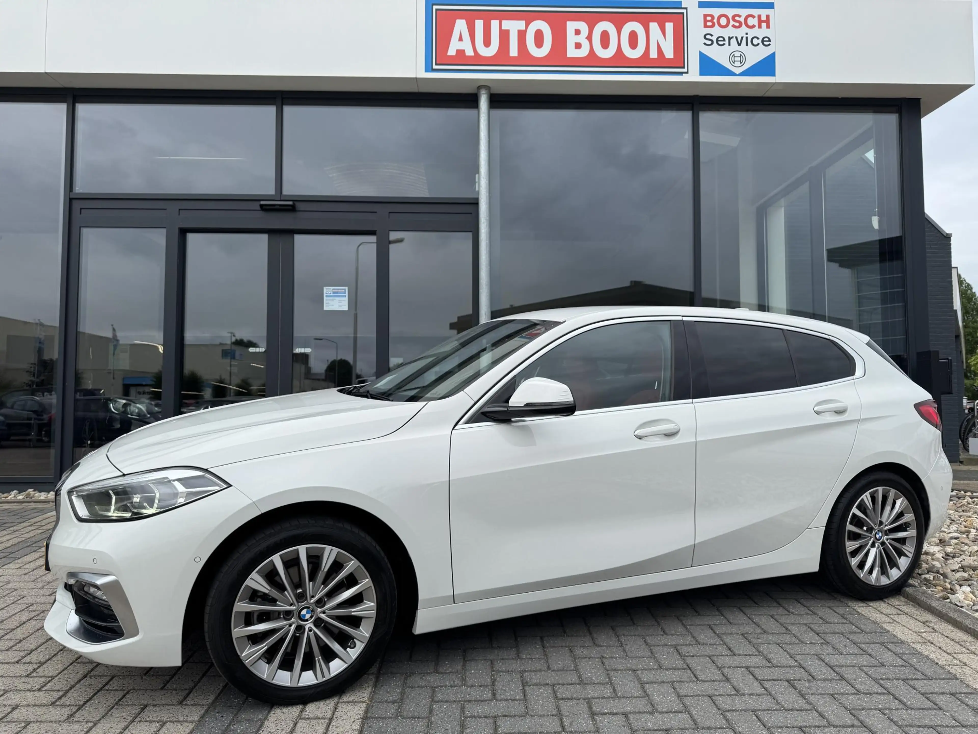BMW 118 1-serie 118i 136PK 'F1'EDITION : REDBULL-VOL LEER/