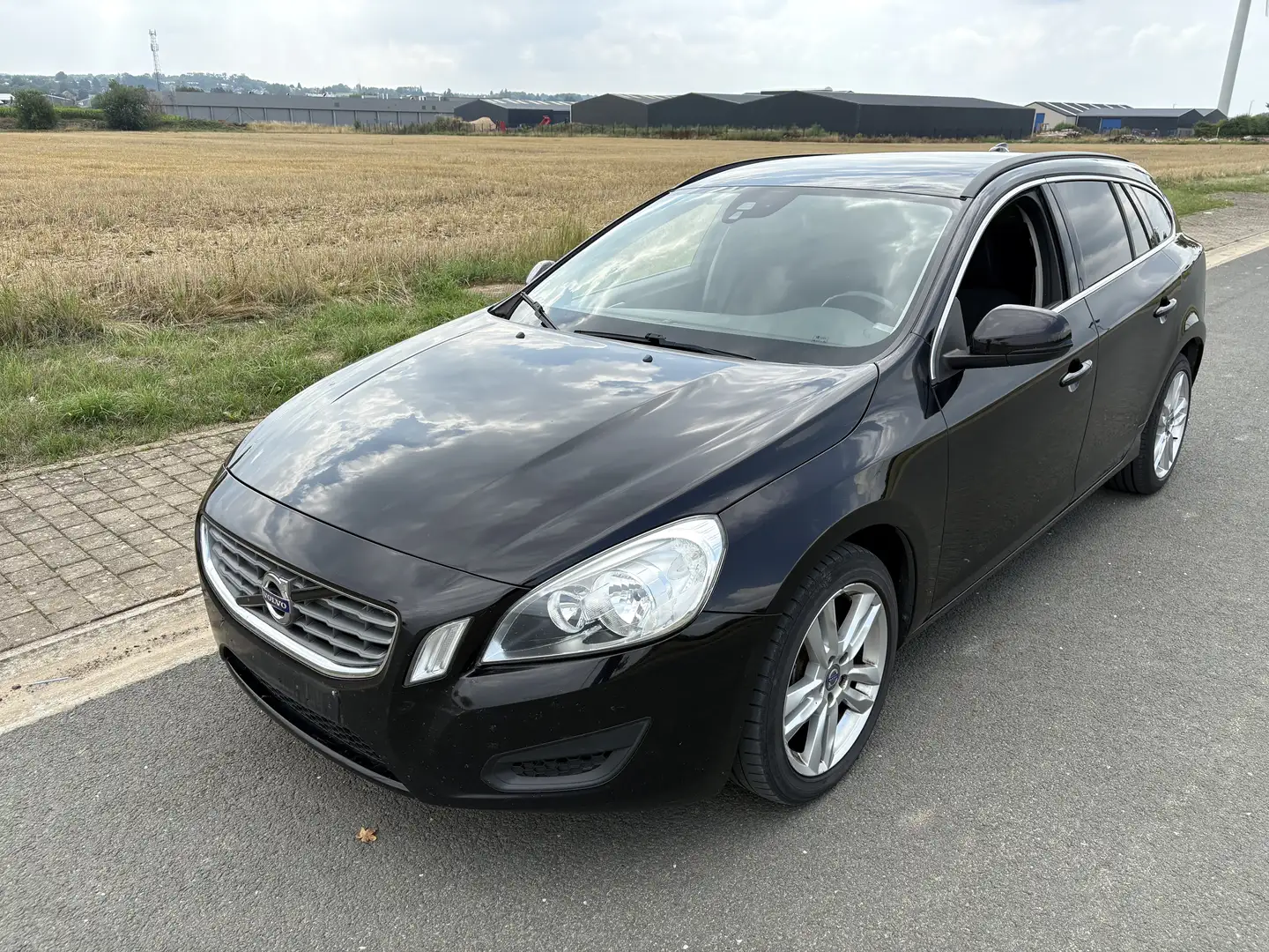 Volvo V60 DRIVe 115 ch Stop & Start Momentum Negro - 1