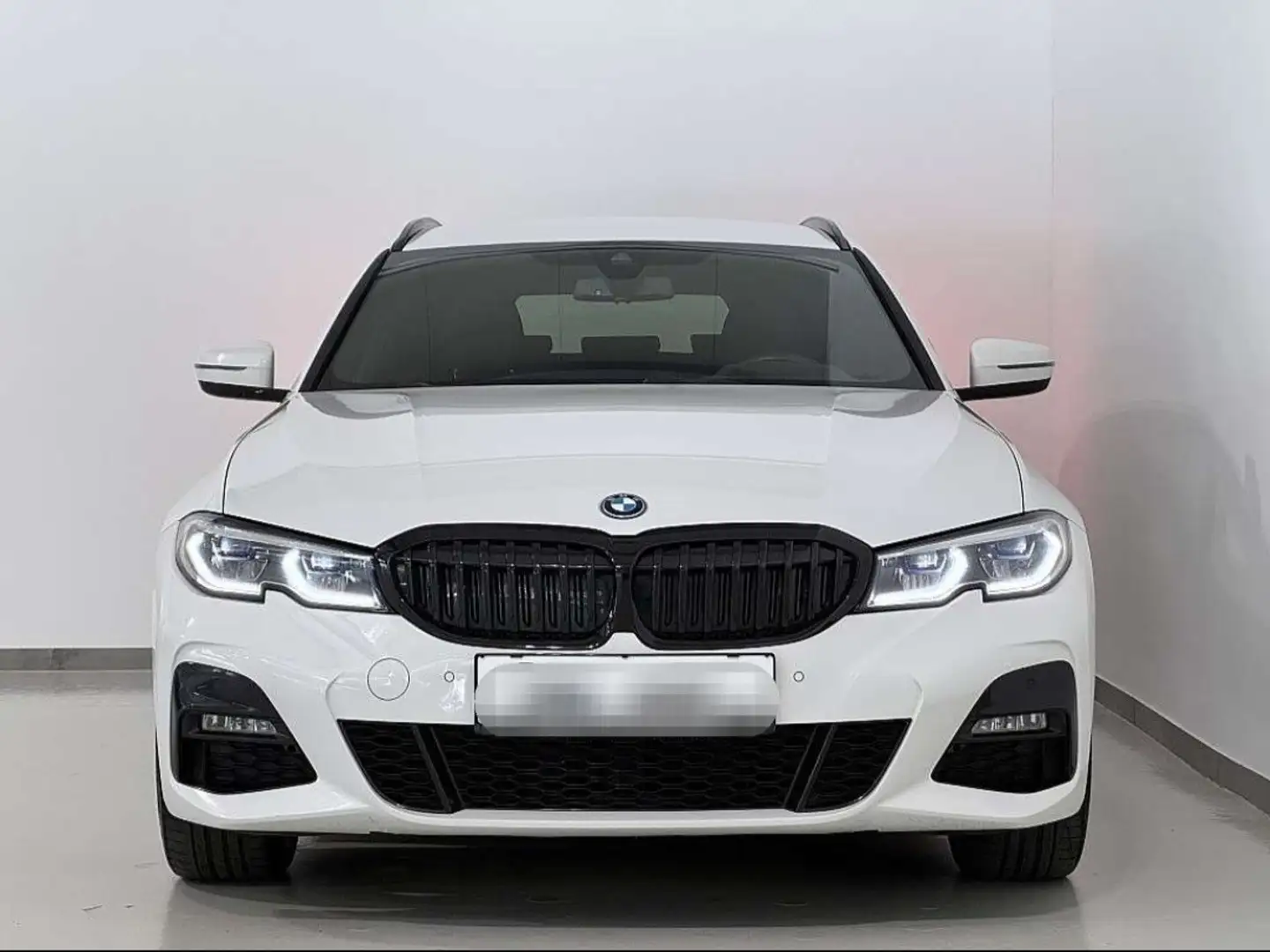 BMW 330 330e PHEV xDrive M-Sport Touring Aut. Weiß - 1