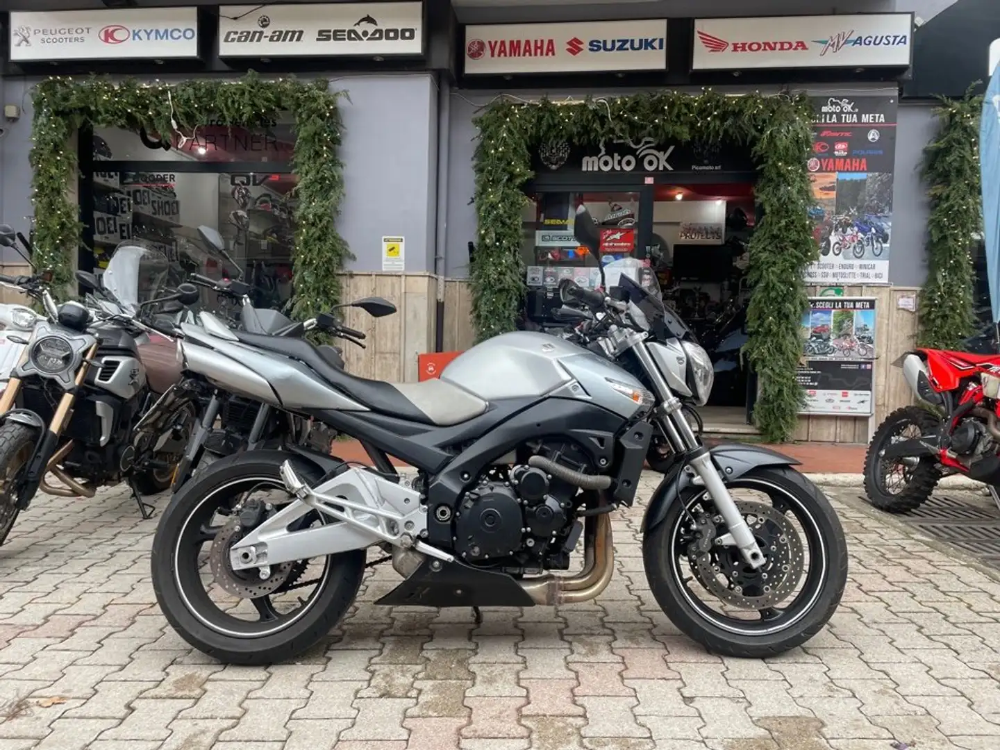 Suzuki GSR 600 Gris - 1