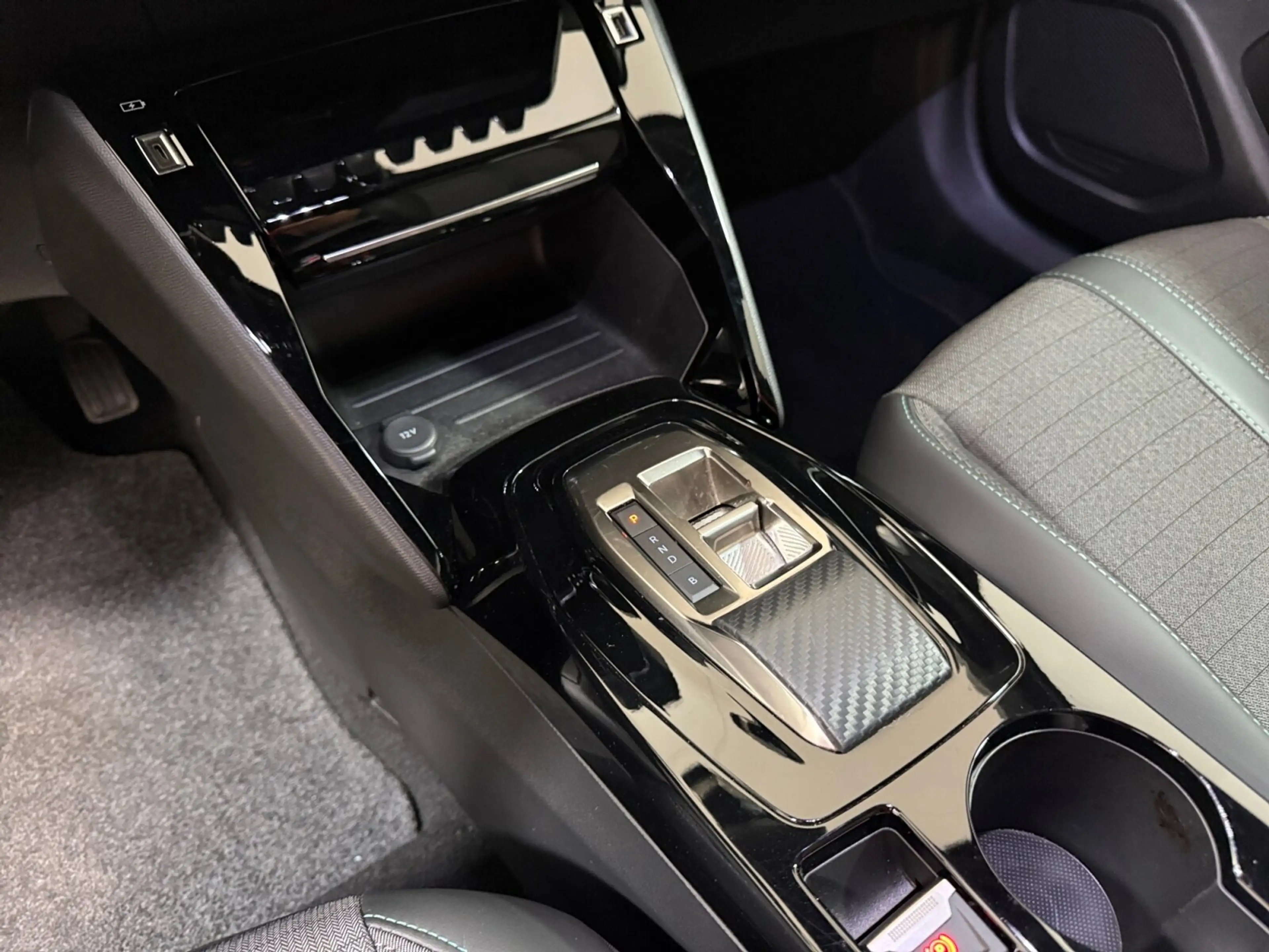 Peugeot e-2008 Allure 50 kWh ** Camera | Navi/Carplay | Cruise — photo 17