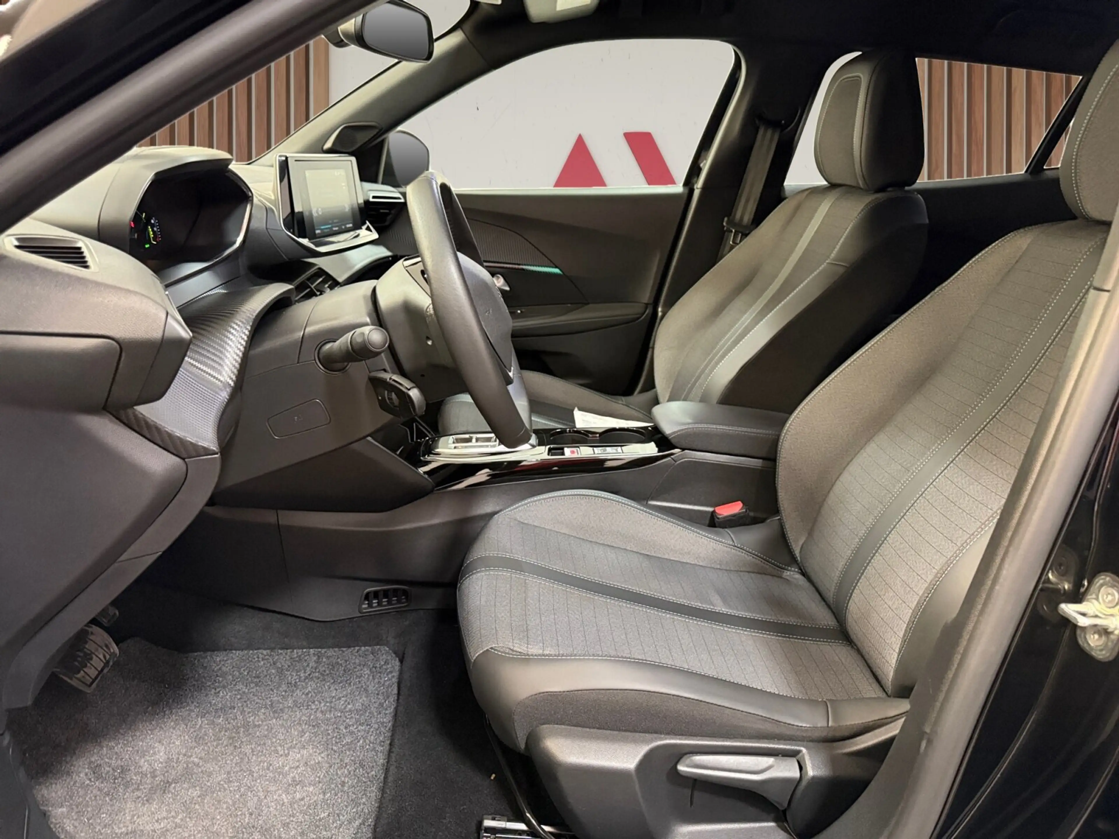 Peugeot e-2008 Allure 50 kWh ** Camera | Navi/Carplay | Cruise — photo 13