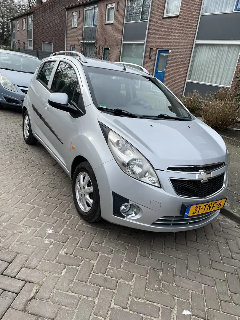 Chevrolet Spark 1.0 16V LS Bi-Fuel Grijs - 1