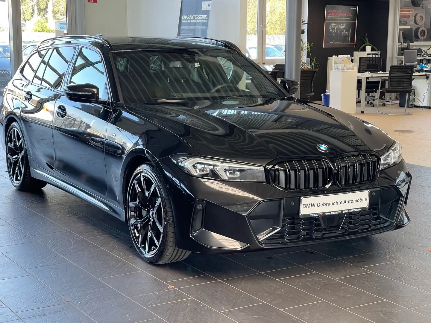 BMW 330 iTou xDrive M Sport AHK/HUD/PANO/360°/19"/Komf.z. Schwarz - 2