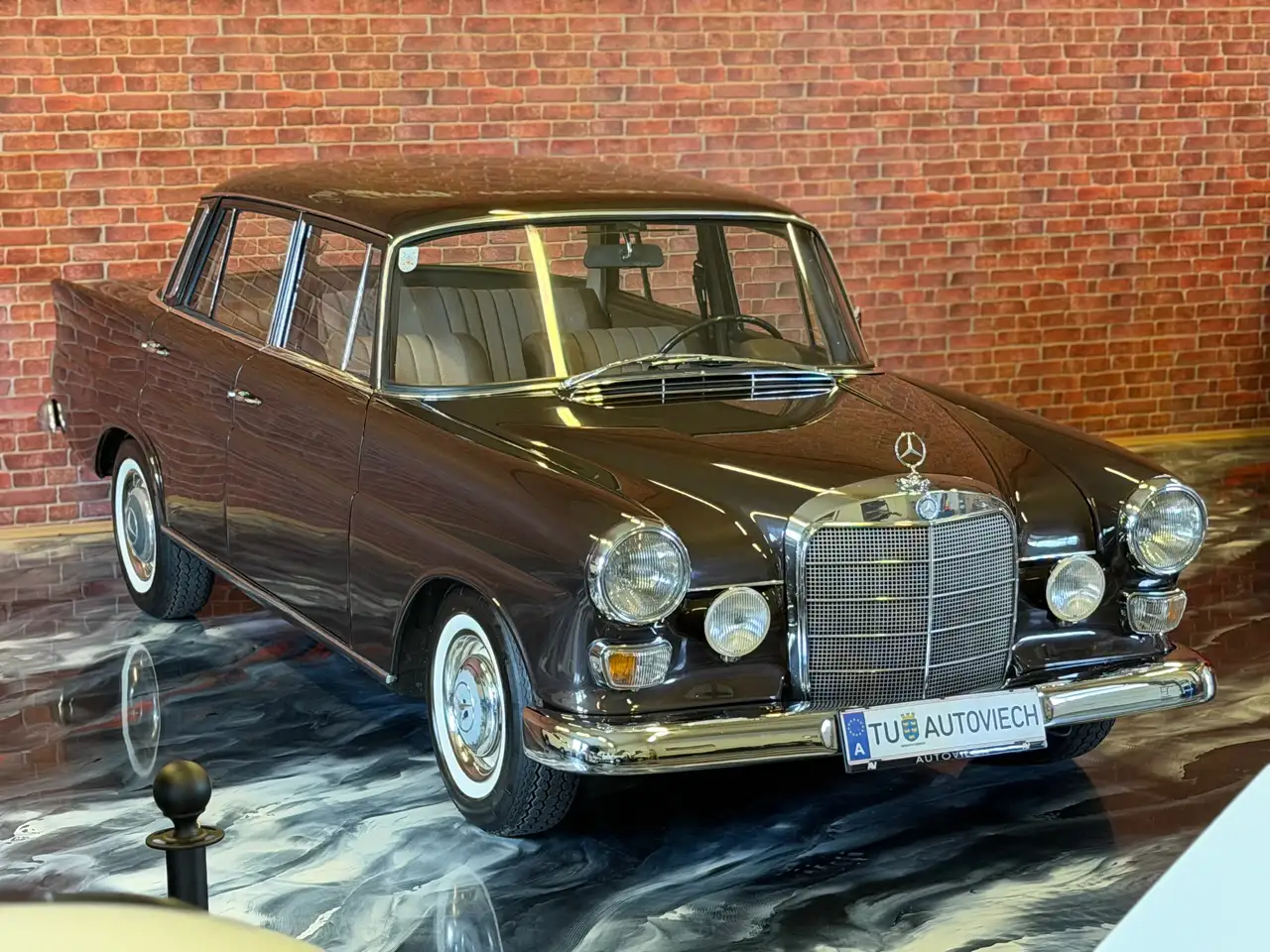 Mercedes-Benz 200D W110 Heckflosse, foto 3