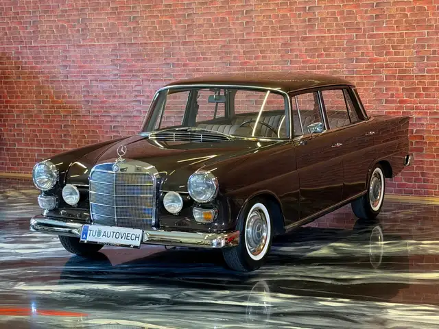 Mercedes-Benz Autres 200D W110 Heckflosse