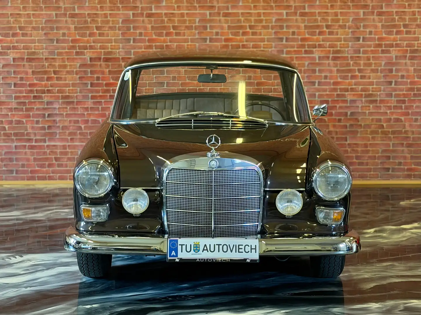 Mercedes-Benz Sonstige 200D W110 Heckflosse Braun - 2