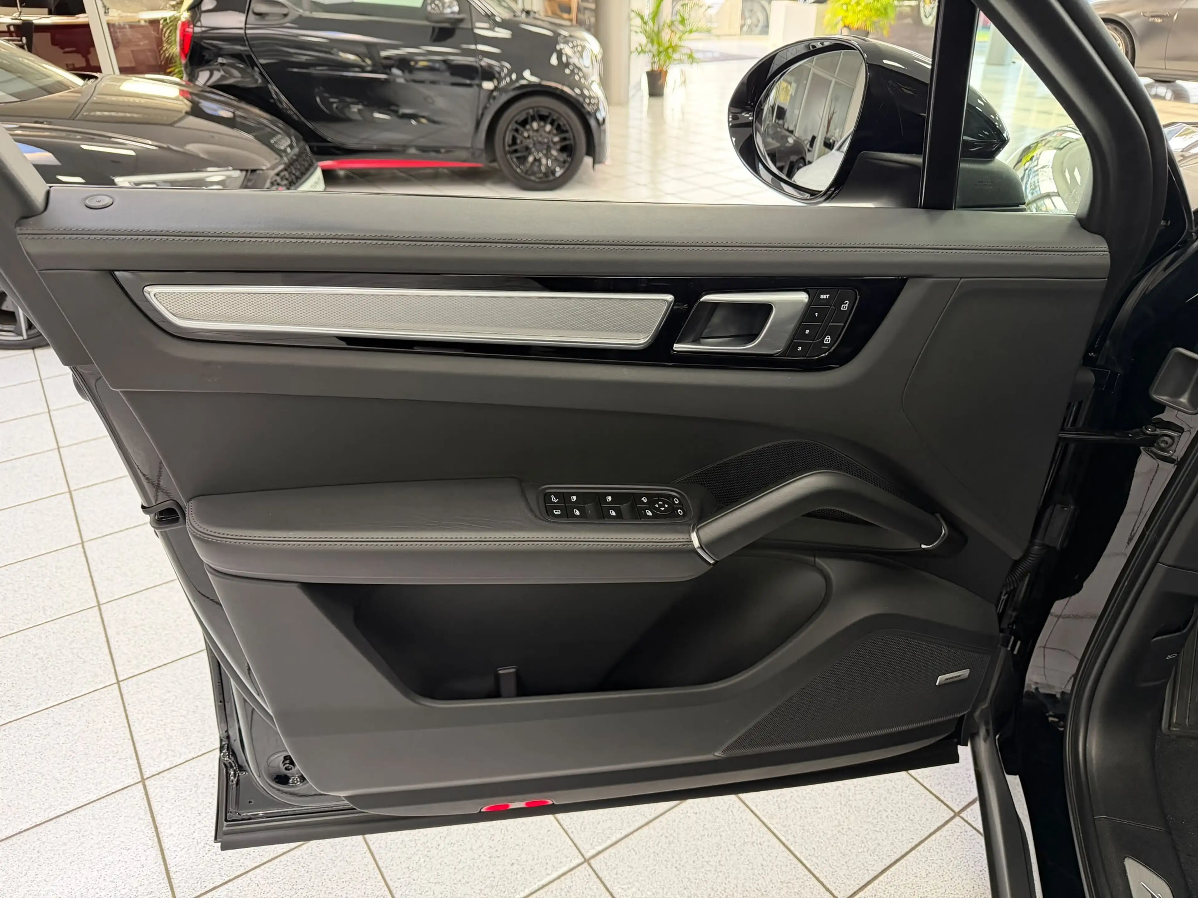 Porsche Cayenne E-Hybrid Platinum Edition*CHRONO*PANO* — photo 9