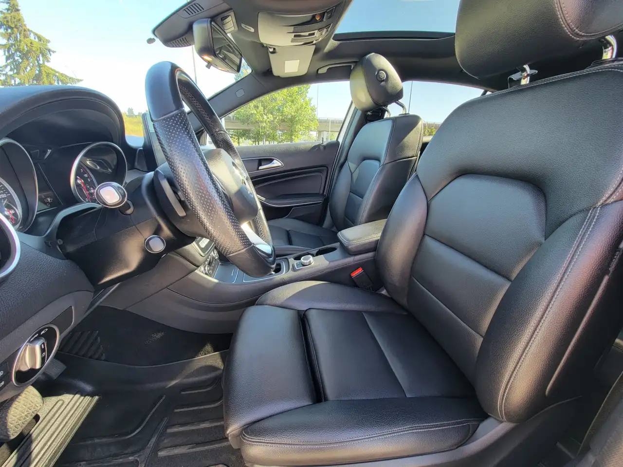 Mercedes-Benz GLA снимка Mercedes-Benz GLA