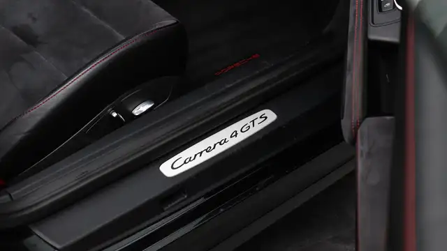 Porsche 911 view 13