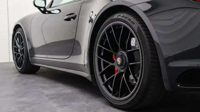 Porsche 911 view 18