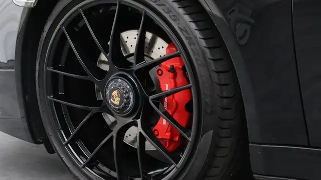 Porsche 911 view 7