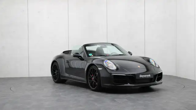 Porsche 911 view 5