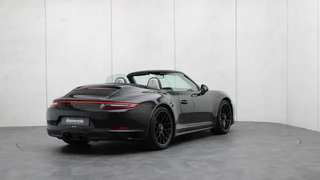 Porsche 911 view 4