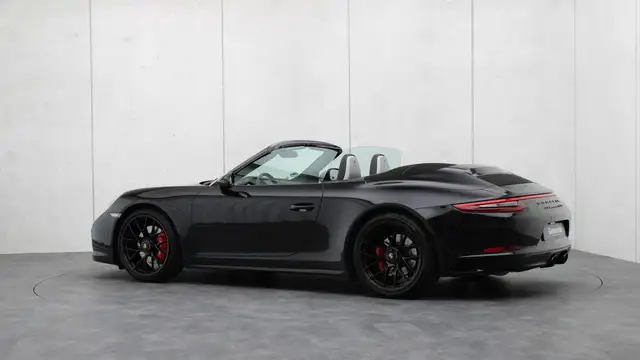 Porsche 911 view 29