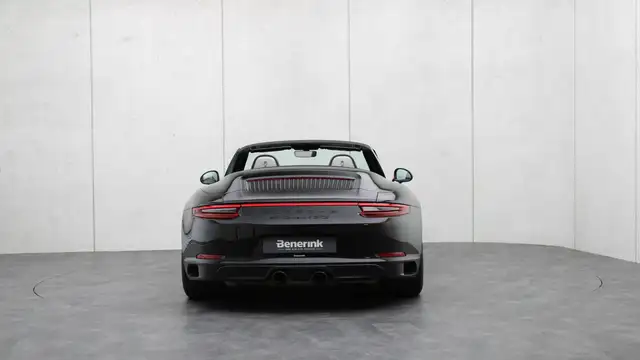 Porsche 911 view 30