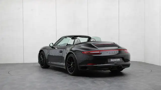 Porsche 911 view 3