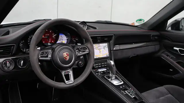 Porsche 911 view 8