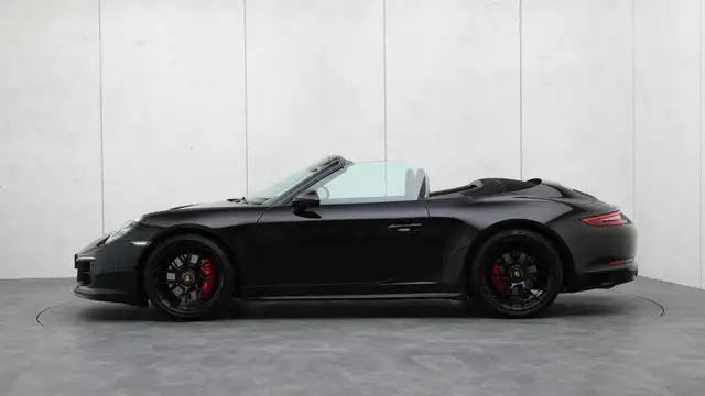 Porsche 911 view 2
